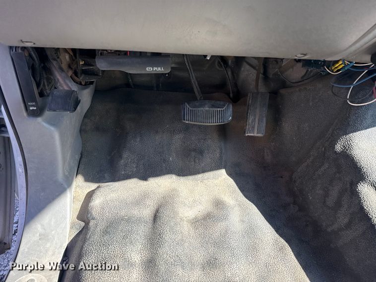 image for item FB8639 2001 Ford F250 Super Duty Ext. Cab utility bed pickup truck