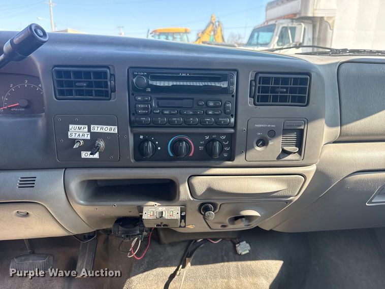 image for item FB8639 2001 Ford F250 Super Duty Ext. Cab utility bed pickup truck