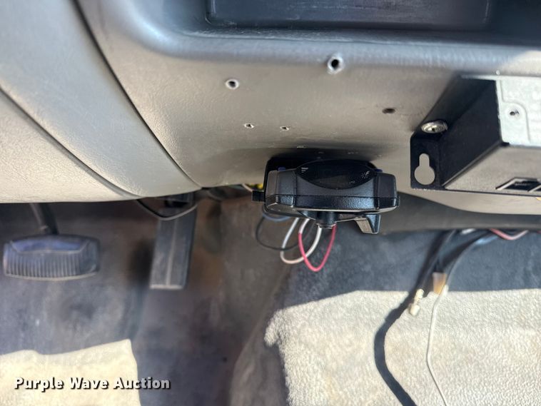 image for item FB8639 2001 Ford F250 Super Duty Ext. Cab utility bed pickup truck