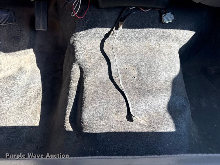 image for item FB8639 2001 Ford F250 Super Duty Ext. Cab utility bed pickup truck