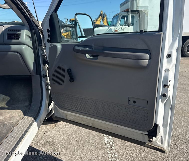 image for item FB8639 2001 Ford F250 Super Duty Ext. Cab utility bed pickup truck