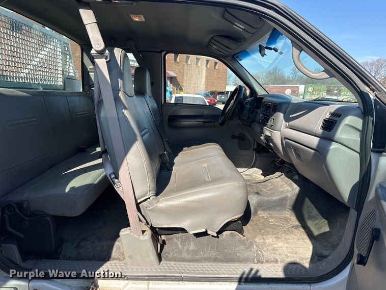 image for item FB8639 2001 Ford F250 Super Duty Ext. Cab utility bed pickup truck