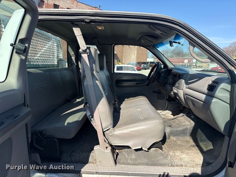 image for item FB8639 2001 Ford F250 Super Duty Ext. Cab utility bed pickup truck