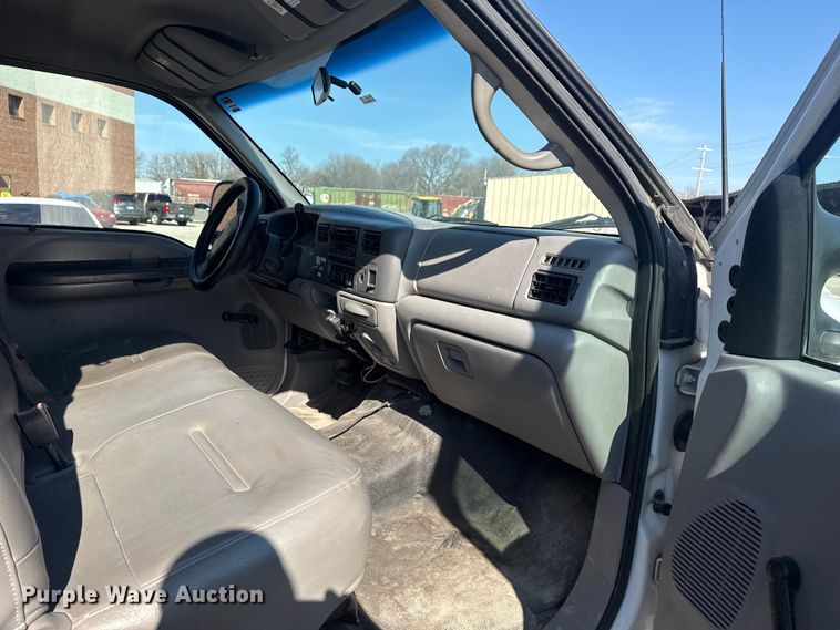 image for item FB8639 2001 Ford F250 Super Duty Ext. Cab utility bed pickup truck