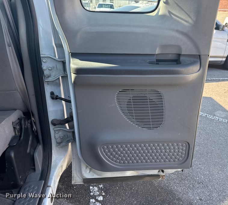 image for item FB8639 2001 Ford F250 Super Duty Ext. Cab utility bed pickup truck