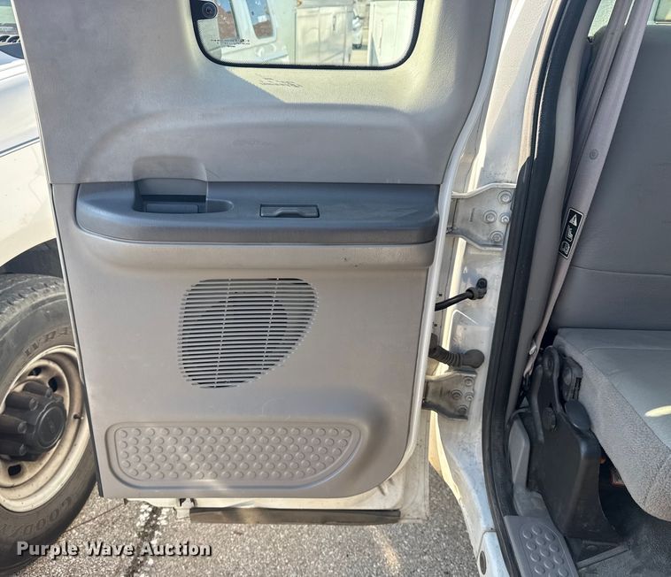 image for item FB8639 2001 Ford F250 Super Duty Ext. Cab utility bed pickup truck