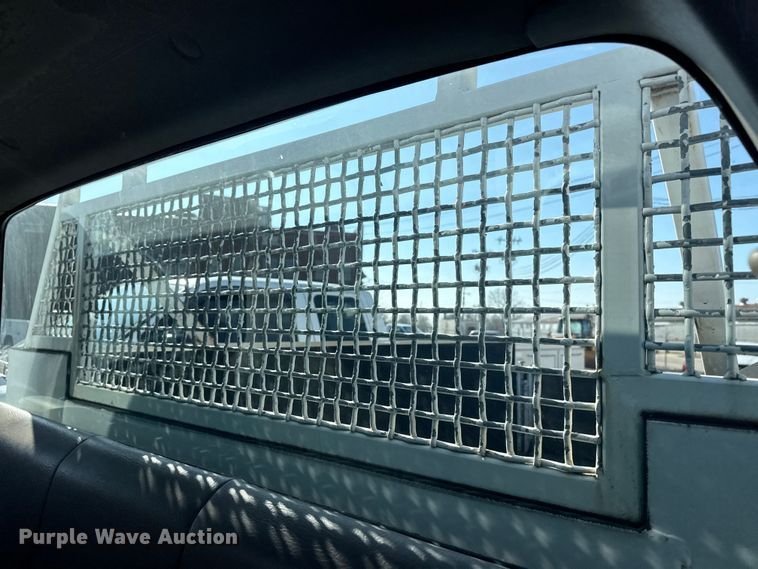 image for item FB8639 2001 Ford F250 Super Duty Ext. Cab utility bed pickup truck