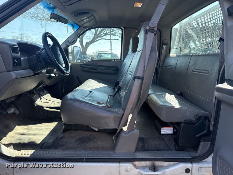 image for item FB8639 2001 Ford F250 Super Duty Ext. Cab utility bed pickup truck