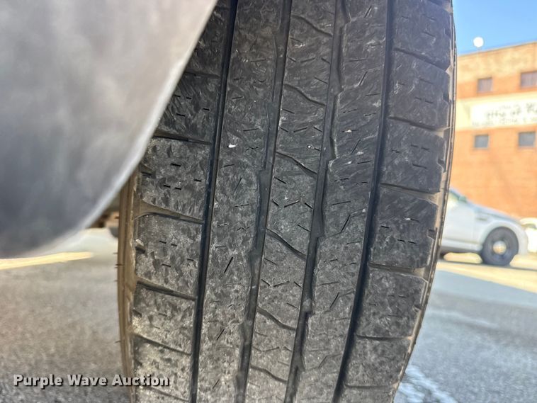 image for item FB8639 2001 Ford F250 Super Duty Ext. Cab utility bed pickup truck