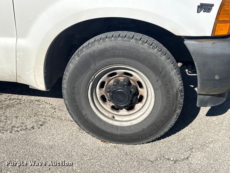 image for item FB8639 2001 Ford F250 Super Duty Ext. Cab utility bed pickup truck