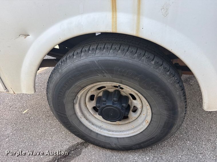 image for item FB8639 2001 Ford F250 Super Duty Ext. Cab utility bed pickup truck