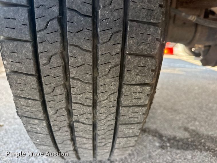 image for item FB8639 2001 Ford F250 Super Duty Ext. Cab utility bed pickup truck