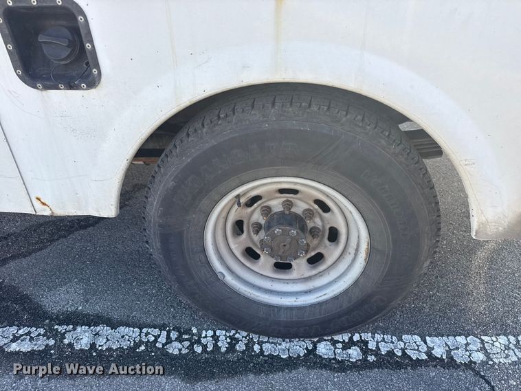 image for item FB8639 2001 Ford F250 Super Duty Ext. Cab utility bed pickup truck