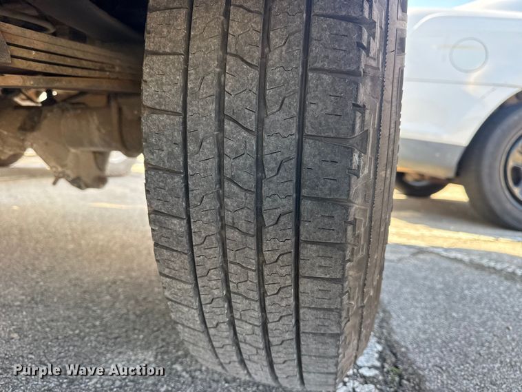 image for item FB8639 2001 Ford F250 Super Duty Ext. Cab utility bed pickup truck