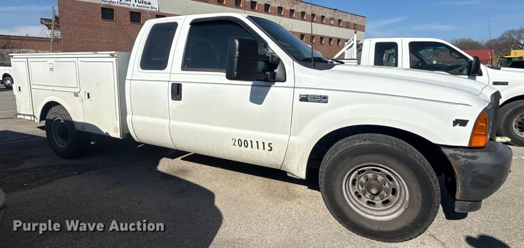 image for item FB8641 2001 Ford F250 Super Duty Ext. Cab utility bed pickup truck