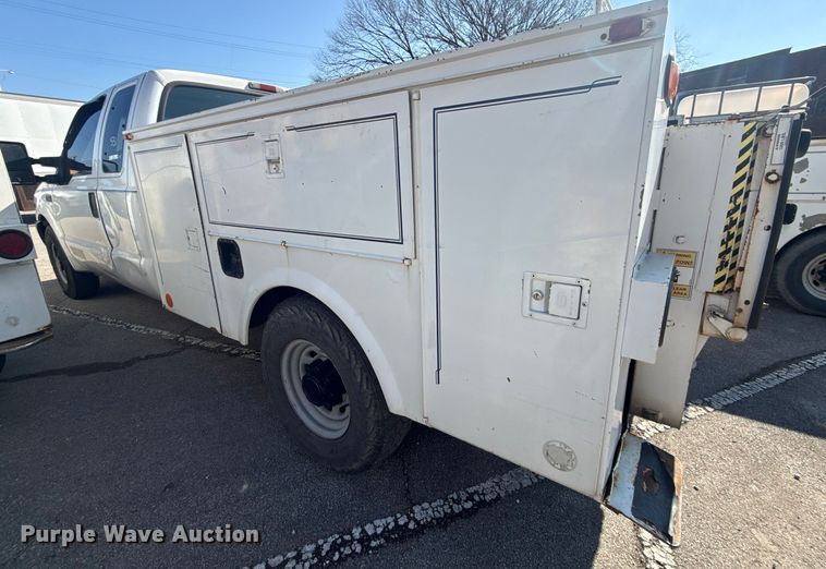 image for item FB8641 2001 Ford F250 Super Duty Ext. Cab utility bed pickup truck