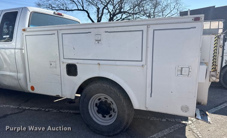 image for item FB8641 2001 Ford F250 Super Duty Ext. Cab utility bed pickup truck