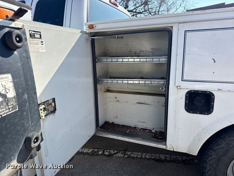 image for item FB8641 2001 Ford F250 Super Duty Ext. Cab utility bed pickup truck