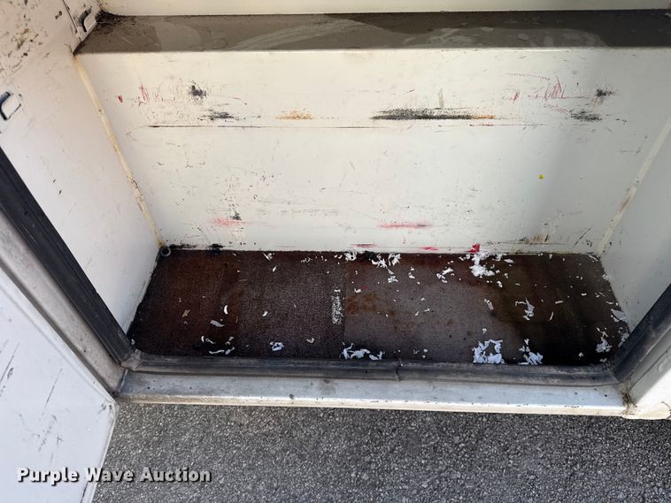 image for item FB8641 2001 Ford F250 Super Duty Ext. Cab utility bed pickup truck