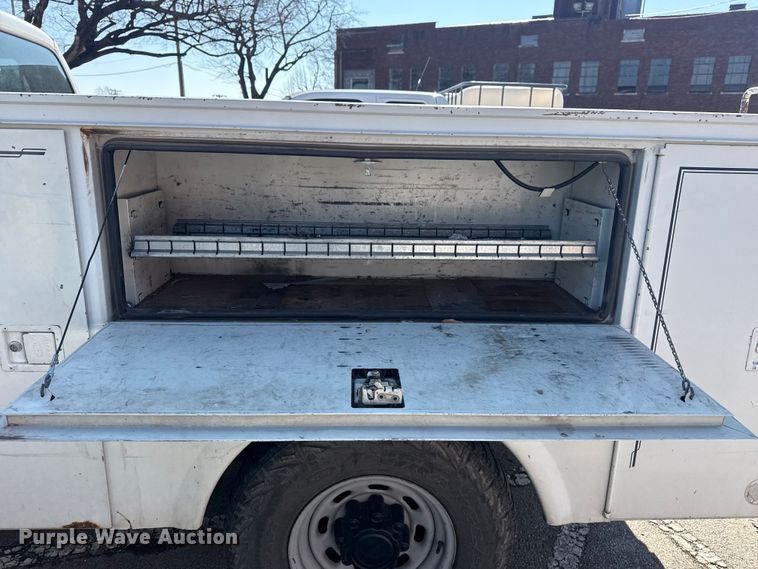 image for item FB8641 2001 Ford F250 Super Duty Ext. Cab utility bed pickup truck