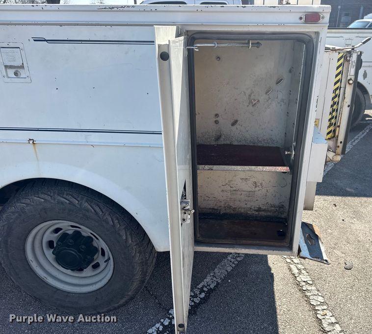 image for item FB8641 2001 Ford F250 Super Duty Ext. Cab utility bed pickup truck