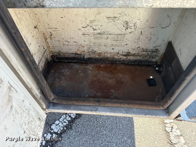 image for item FB8641 2001 Ford F250 Super Duty Ext. Cab utility bed pickup truck