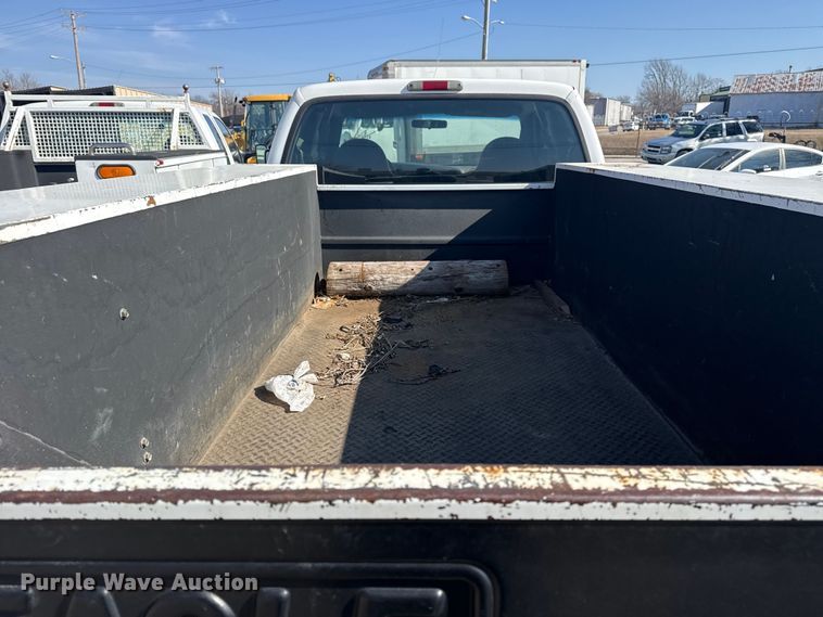 image for item FB8641 2001 Ford F250 Super Duty Ext. Cab utility bed pickup truck