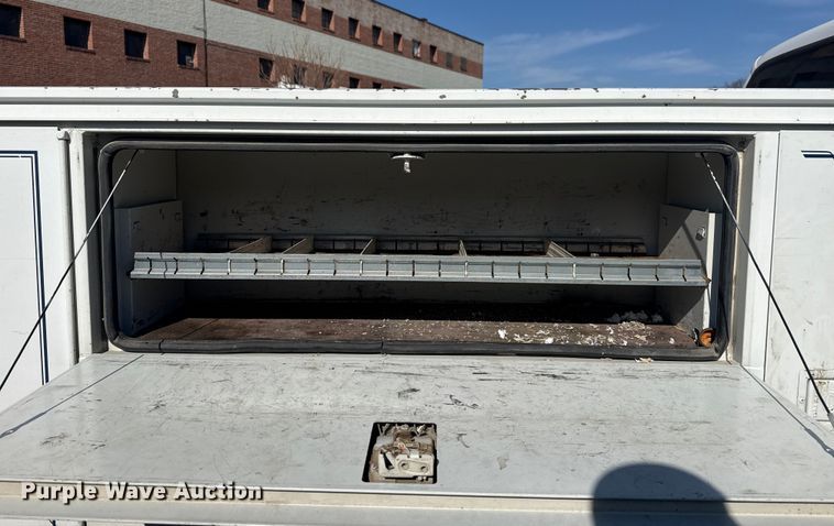 image for item FB8641 2001 Ford F250 Super Duty Ext. Cab utility bed pickup truck