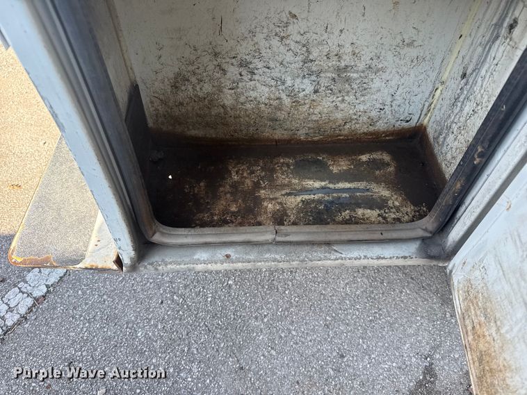 image for item FB8641 2001 Ford F250 Super Duty Ext. Cab utility bed pickup truck