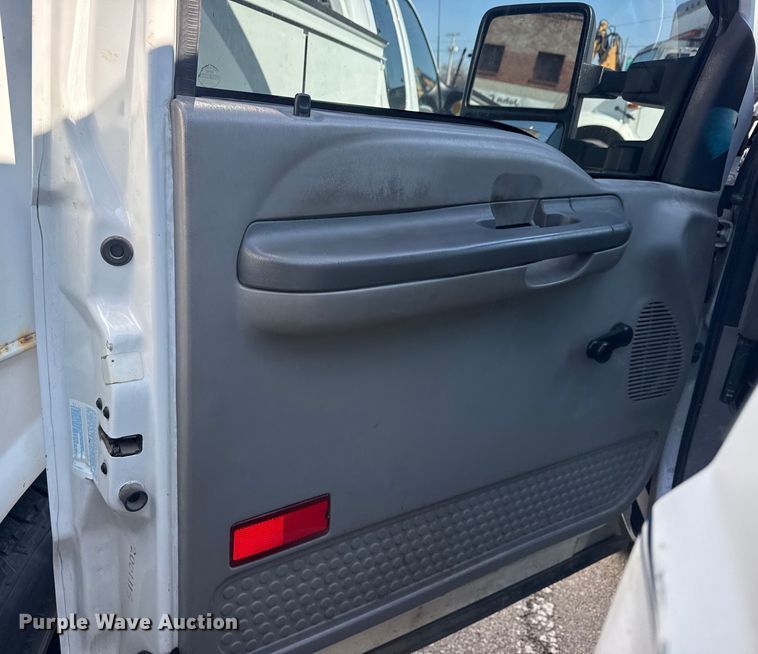 image for item FB8641 2001 Ford F250 Super Duty Ext. Cab utility bed pickup truck