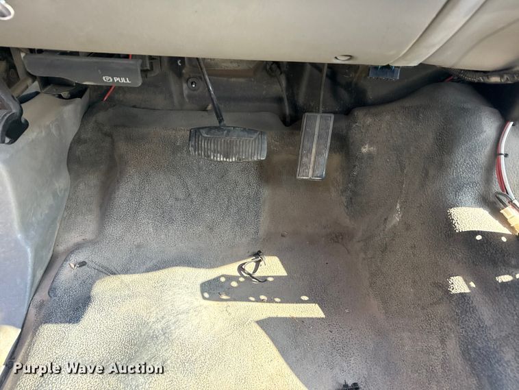 image for item FB8641 2001 Ford F250 Super Duty Ext. Cab utility bed pickup truck