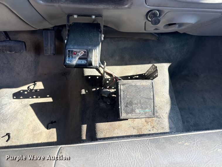 image for item FB8641 2001 Ford F250 Super Duty Ext. Cab utility bed pickup truck