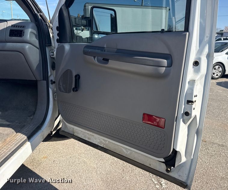 image for item FB8641 2001 Ford F250 Super Duty Ext. Cab utility bed pickup truck