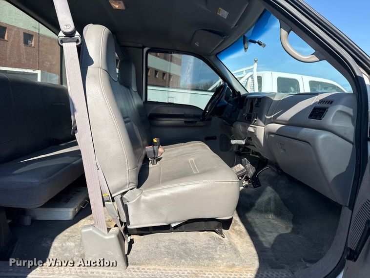 image for item FB8641 2001 Ford F250 Super Duty Ext. Cab utility bed pickup truck