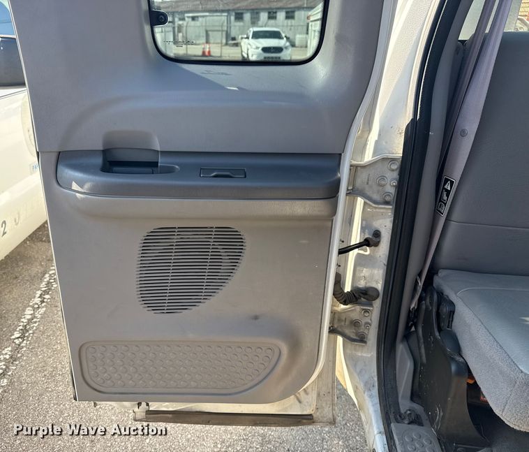 image for item FB8641 2001 Ford F250 Super Duty Ext. Cab utility bed pickup truck