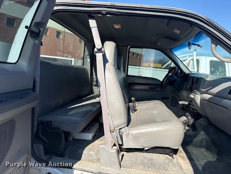 image for item FB8641 2001 Ford F250 Super Duty Ext. Cab utility bed pickup truck