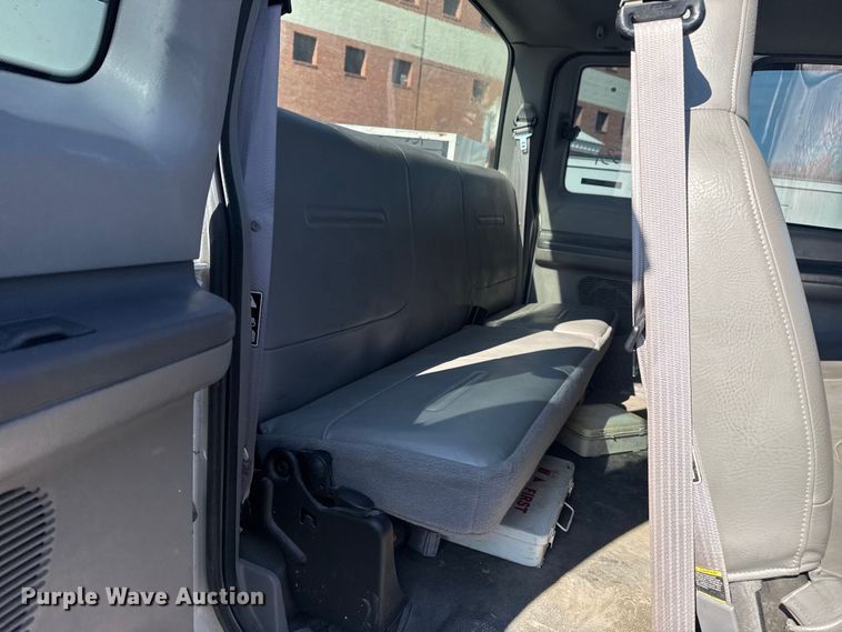 image for item FB8641 2001 Ford F250 Super Duty Ext. Cab utility bed pickup truck