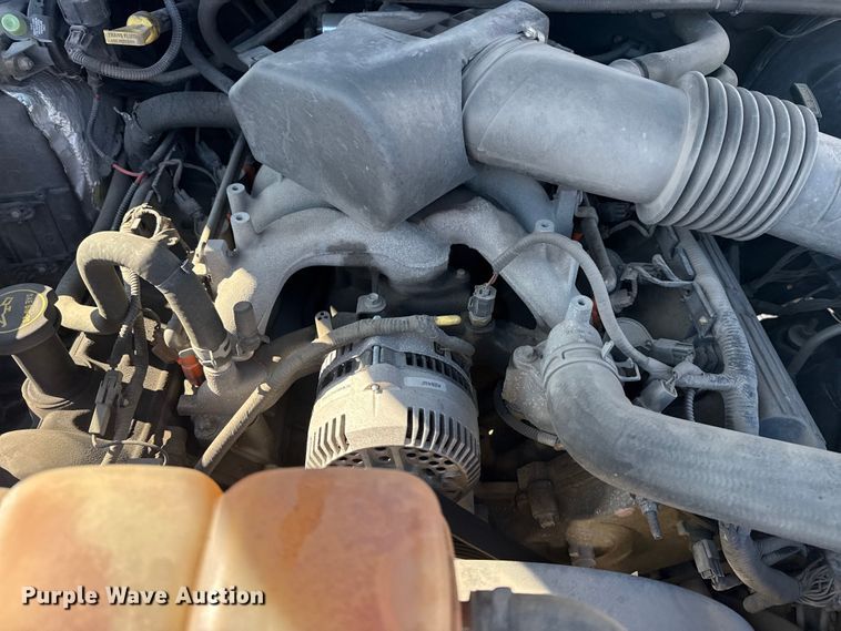 image for item FB8641 2001 Ford F250 Super Duty Ext. Cab utility bed pickup truck