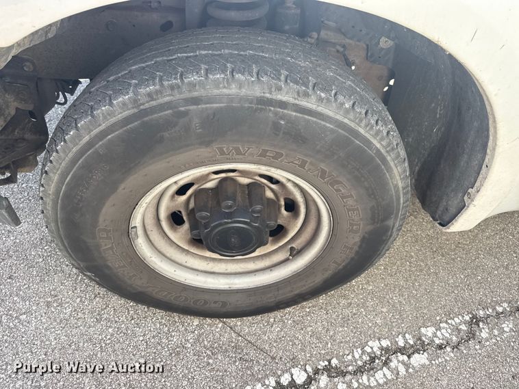 image for item FB8641 2001 Ford F250 Super Duty Ext. Cab utility bed pickup truck