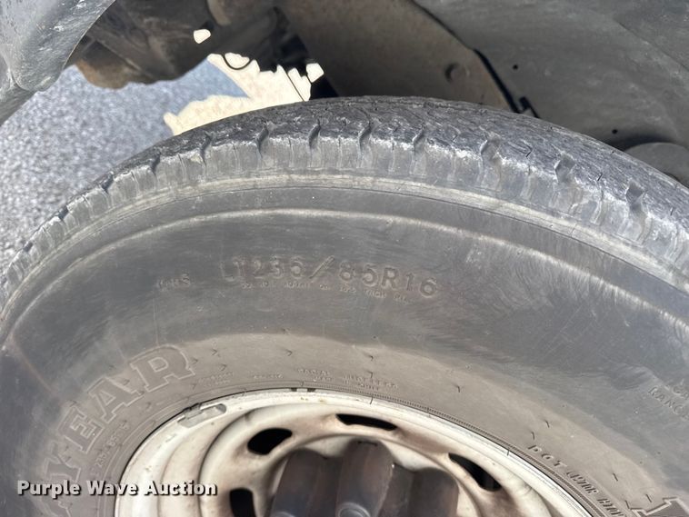 image for item FB8641 2001 Ford F250 Super Duty Ext. Cab utility bed pickup truck