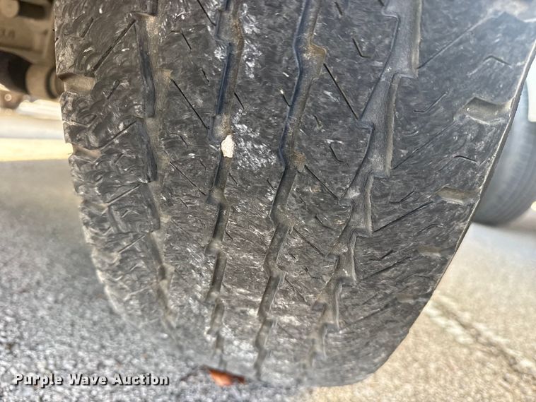 image for item FB8641 2001 Ford F250 Super Duty Ext. Cab utility bed pickup truck