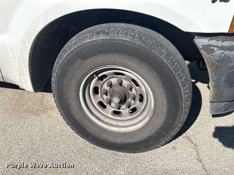 image for item FB8641 2001 Ford F250 Super Duty Ext. Cab utility bed pickup truck