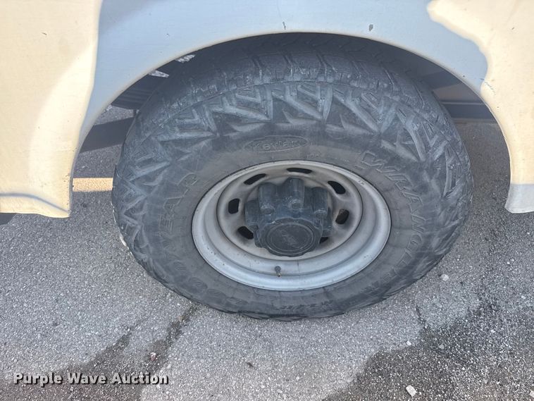 image for item FB8641 2001 Ford F250 Super Duty Ext. Cab utility bed pickup truck