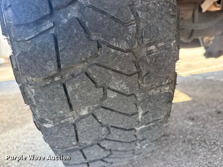 image for item FB8641 2001 Ford F250 Super Duty Ext. Cab utility bed pickup truck