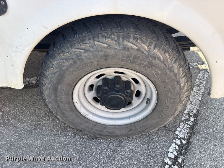 image for item FB8641 2001 Ford F250 Super Duty Ext. Cab utility bed pickup truck