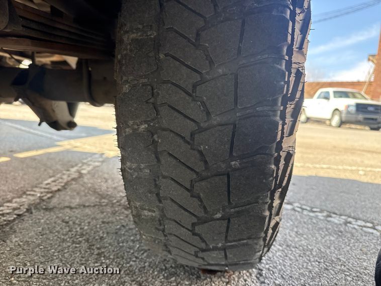 image for item FB8641 2001 Ford F250 Super Duty Ext. Cab utility bed pickup truck