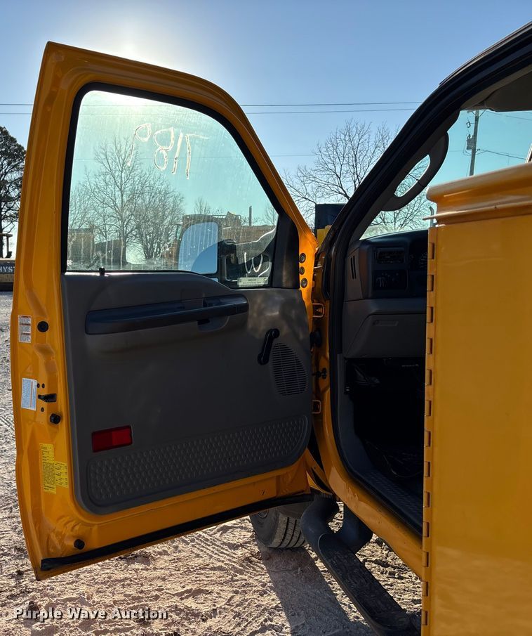 image for item FC1540 2004 Ford F450 Super Duty utility / service truck