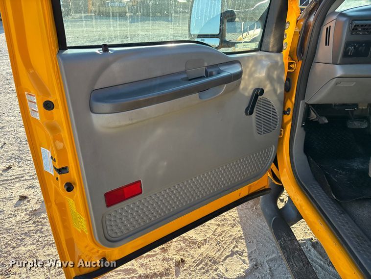 image for item FC1540 2004 Ford F450 Super Duty utility / service truck