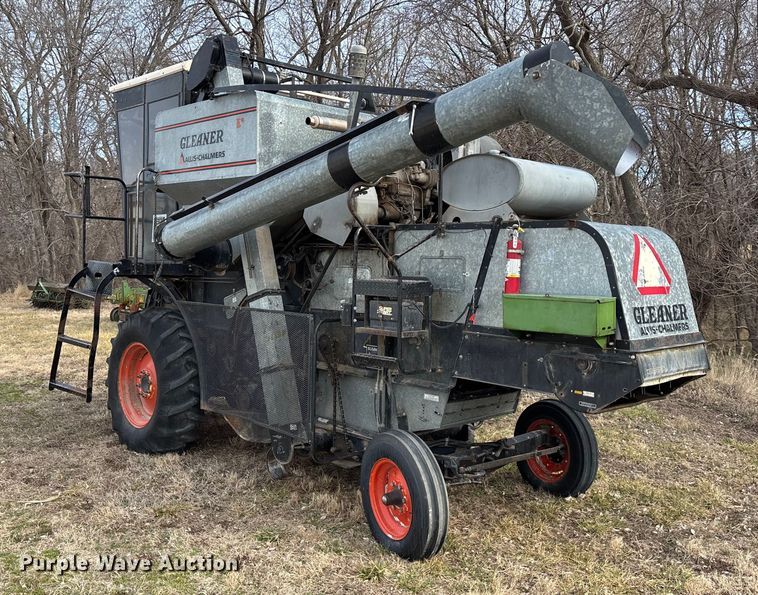 image for item FC1550 Gleaner EIII combine