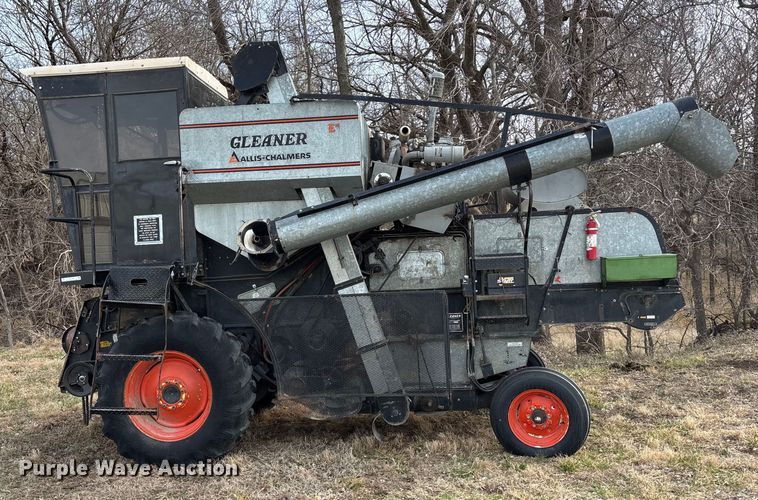 image for item FC1550 Gleaner EIII combine